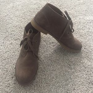 Women's lace up chukka boot
