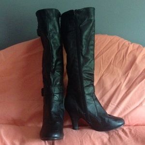 Black heeled boots