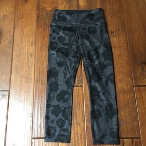 Lululemon wunder under crops, black floral