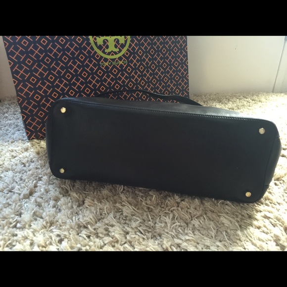 SOLD Tory Burch Robinson double zip tote. - Picture 3 of 4