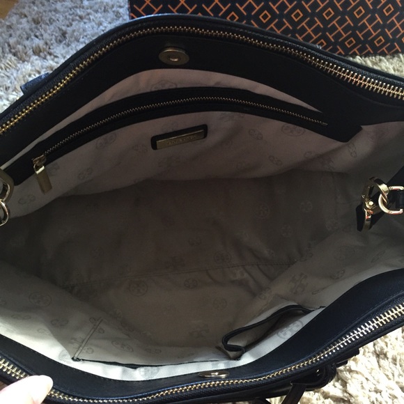 SOLD Tory Burch Robinson double zip tote. - Picture 4 of 4