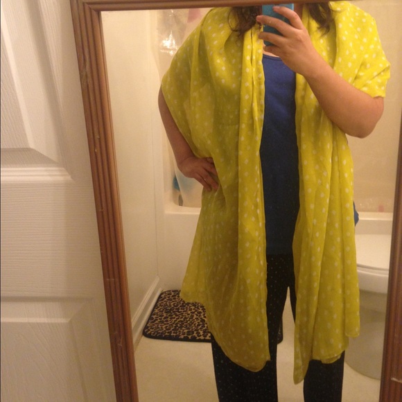 large wrap/scarf, yellow and white teardrops, Felicity the doll is not included - Picture 1 of 9
