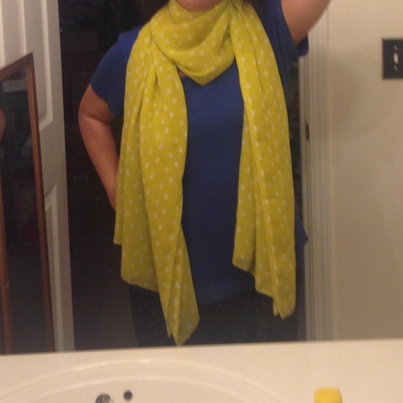 large wrap/scarf, yellow and white teardrops, Felicity the doll is not included - Picture 2 of 9