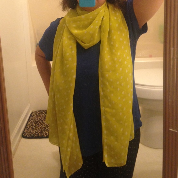 large wrap/scarf, yellow and white teardrops, Felicity the doll is not included - Picture 3 of 9