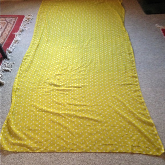 large wrap/scarf, yellow and white teardrops, Felicity the doll is not included - Picture 4 of 9