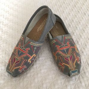 Toms size 6 flats