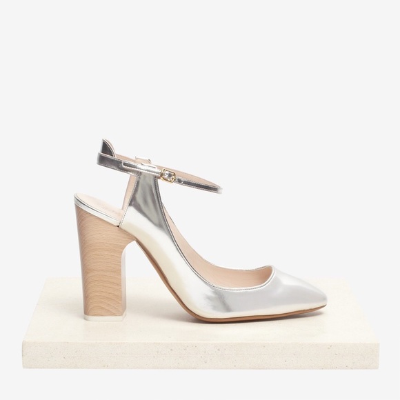 Chloe Metallic Pump - Picture 2 of 8