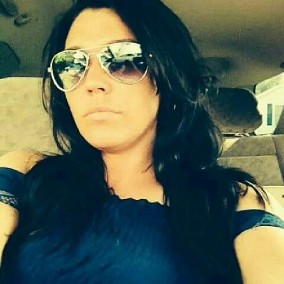 Meet your Posher, Stephanie - Picture 3 of 3