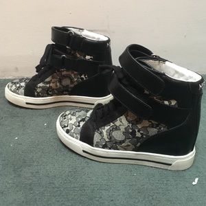 Marc by Marc jacobs high top lace sneakers