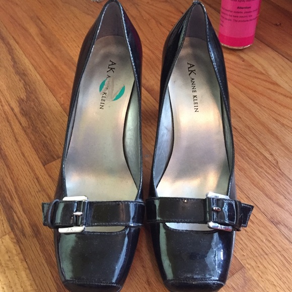 Classic Black Pumps!