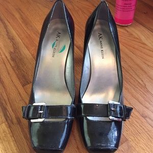 Classic Black Pumps!