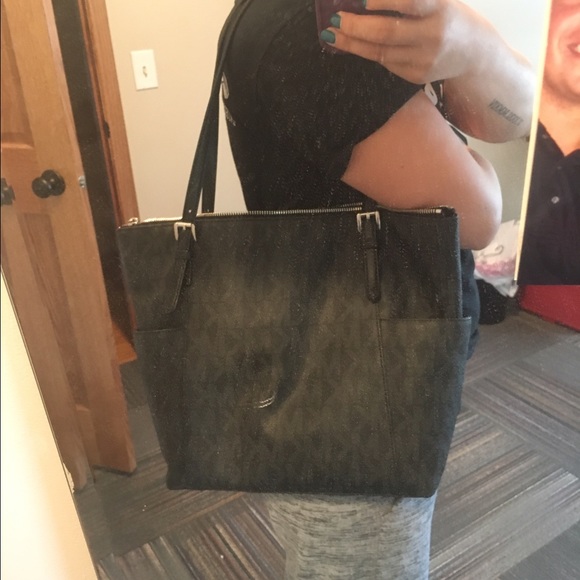 Authentic Michael Kors tote - Picture 3 of 3