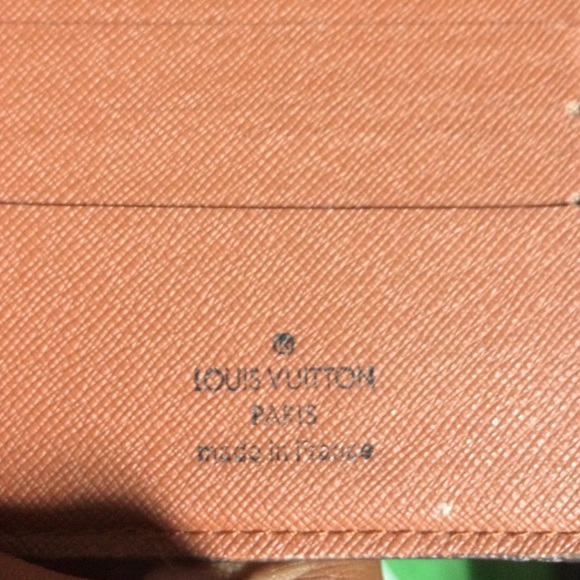 Louis Vuitton - Picture 3 of 3