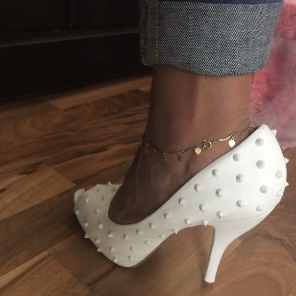 Shoe Dazzle Shoes - Funky white spiked heels 💁🏻