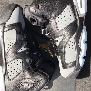 Jordan retro 6's size 4y