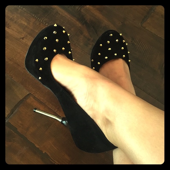 Black heels w/gold studded toe tips