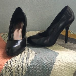 Black pumps