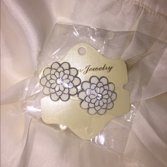 White flowers earrings