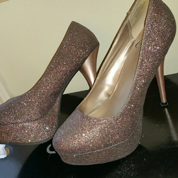 As good as new shoes. Only worn once. - Picture 2 of 2