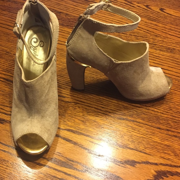 Seychelles zip back peep toe bootie heels.