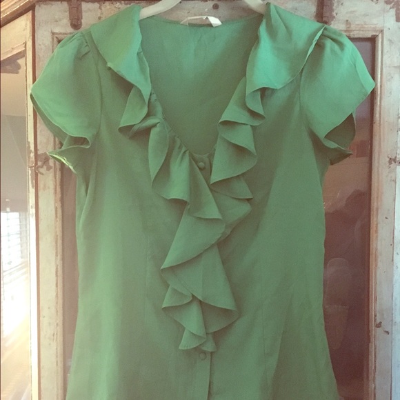Short sleeve v-neck ruffled blouse