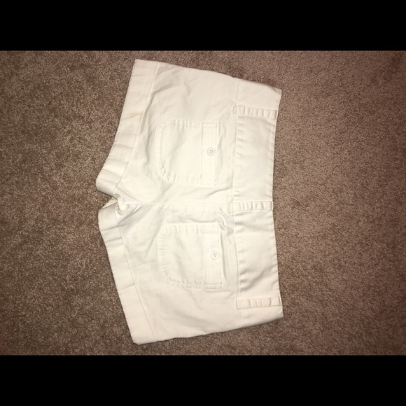 Hot white short! - Picture 2 of 3