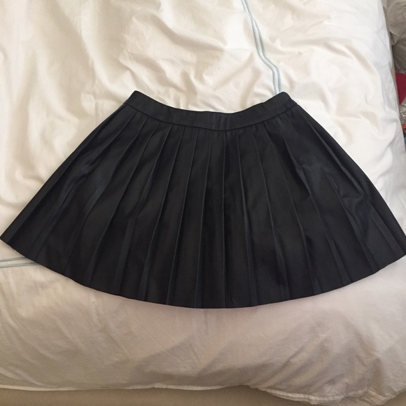 Kendall and Kylie pleather pleated skirt - Picture 2 of 4