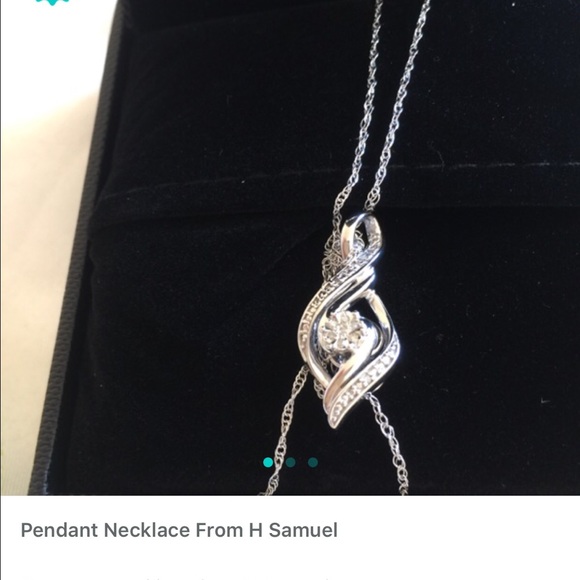 Pendant necklace (H Samuel)