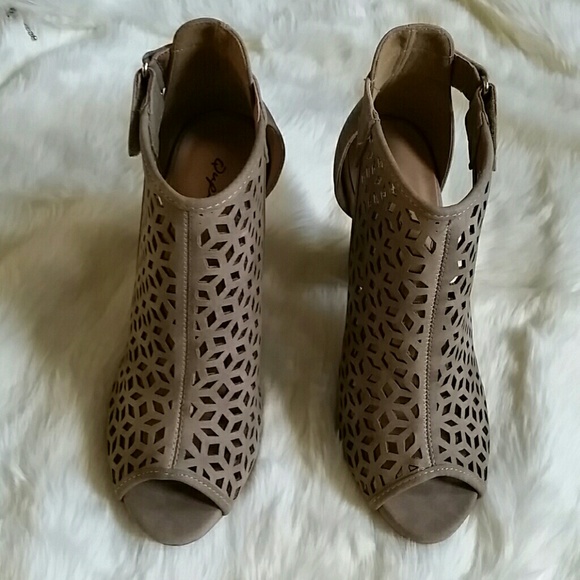 ☇FLASH SALE! 1 LEFT! 🎉3XHP🎉 Stone booties - Picture 2 of 4