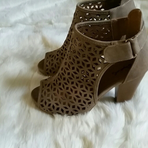 ☇FLASH SALE! 1 LEFT! 🎉3XHP🎉 Stone booties - Picture 3 of 4