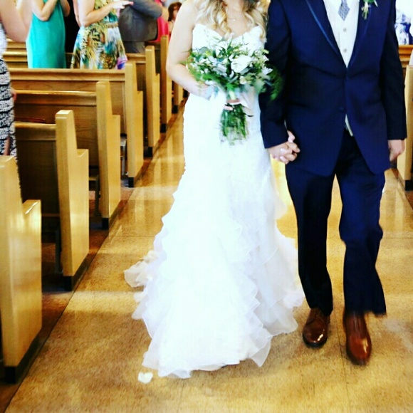 Wedding dress. - Picture 1 of 3