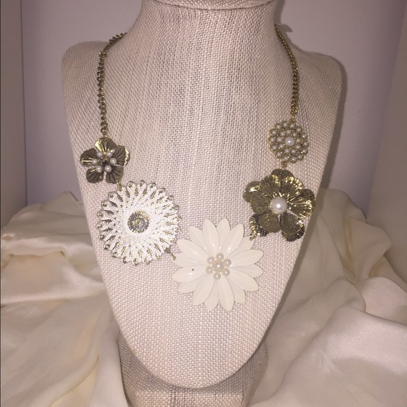 White flowers necklace