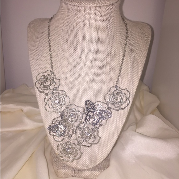 Silver flowers necklace