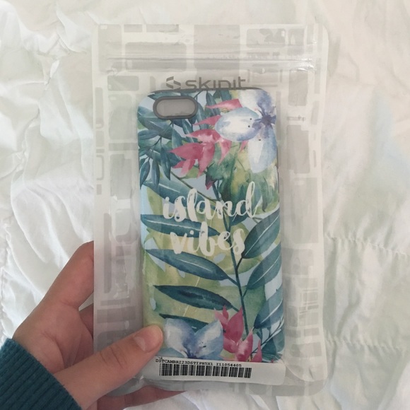 Skinit iPhone case - Picture 2 of 4