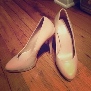 Nude patent platform pumps