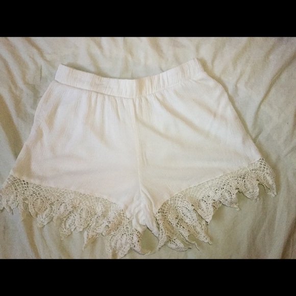 White lose fitting shorts - Picture 2 of 3
