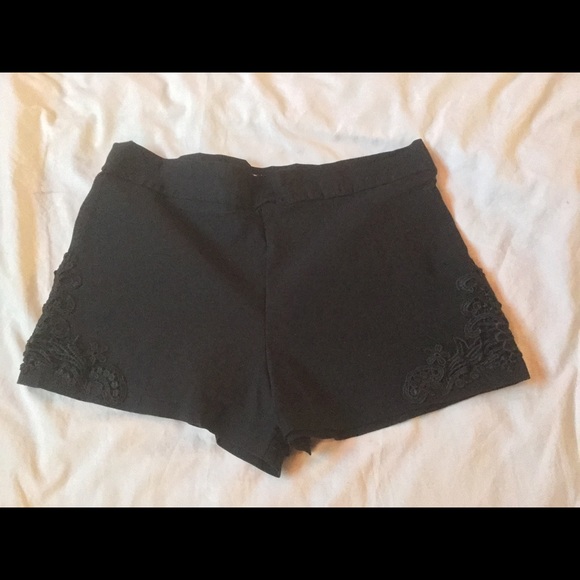 🚨black spandex material shorts - Picture 2 of 3