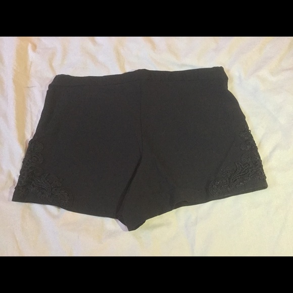 🚨black spandex material shorts - Picture 3 of 3