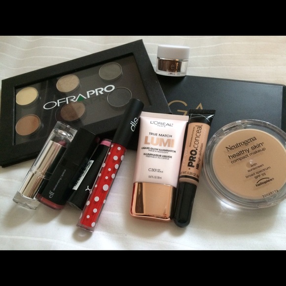 ~~SOLD~~ Makeup bundle!! - Picture 1 of 4