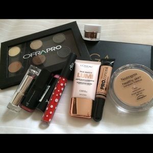 ~~SOLD~~ Makeup bundle!!