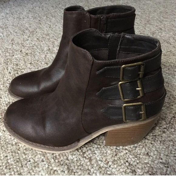 🍂Maurice's Brown Booties with Buckles!