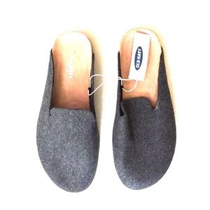 Old Navy charcoal gray slipper shoes