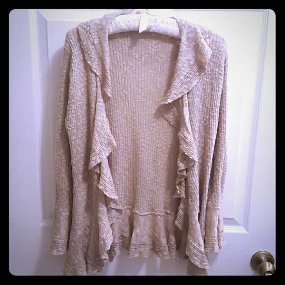 Queenspark woman's beige gardigan. - Picture 1 of 4