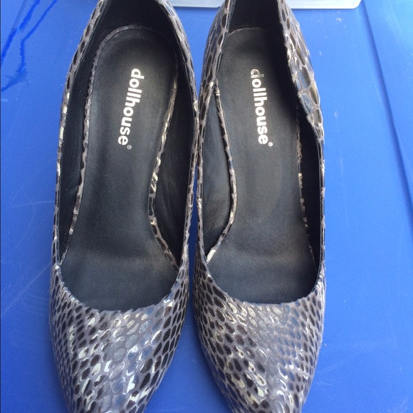 Shoes - Picture 2 of 4