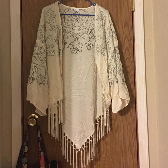 Gray and off white floral kamona