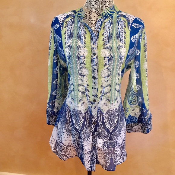 Tahari Tops - GORGEOUS PRINT BUTTON DOWN