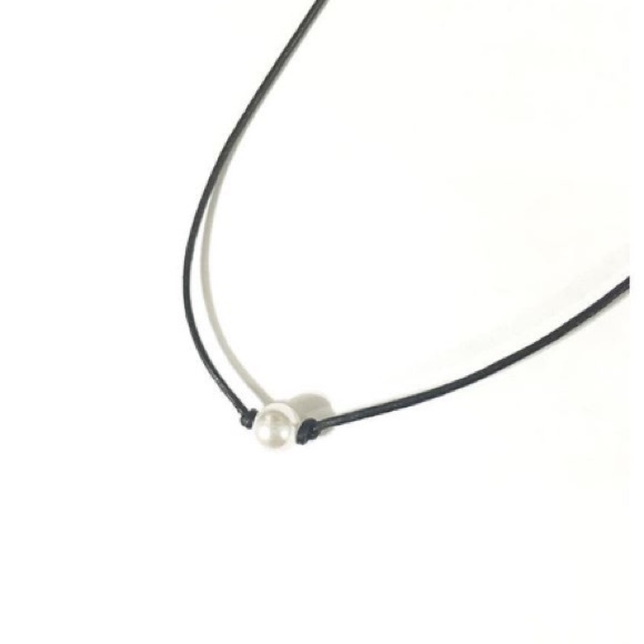 Leather pearl necklace