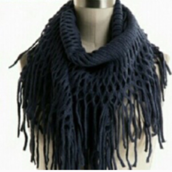 🆕 Braided Fringe Infinity Scarf + 2 Color Options - Picture 3 of 3
