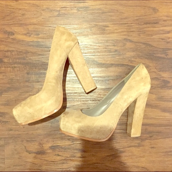 Steve Madden Nude Pumps