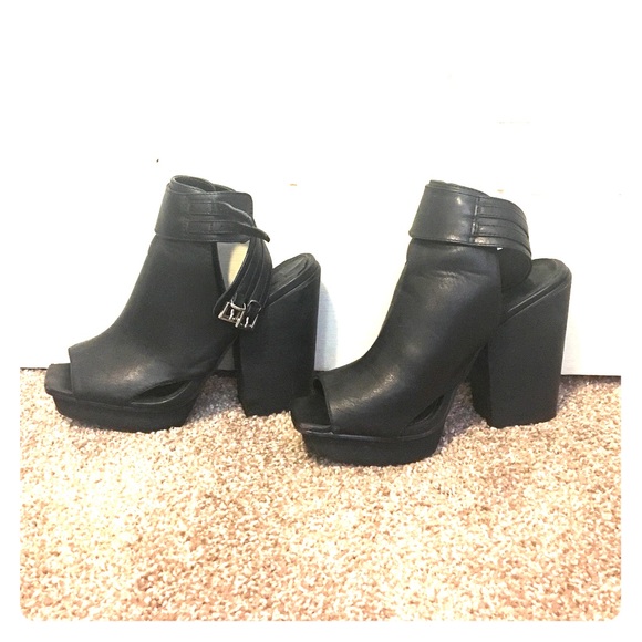 Heeled shoes